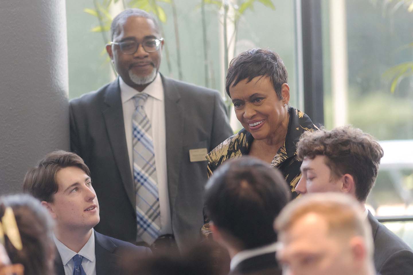 Judge Glenda Hatchett and Professionalism Director Derrick Howard mingling with Emory Law 1Ls at the Professionalism Day reception
