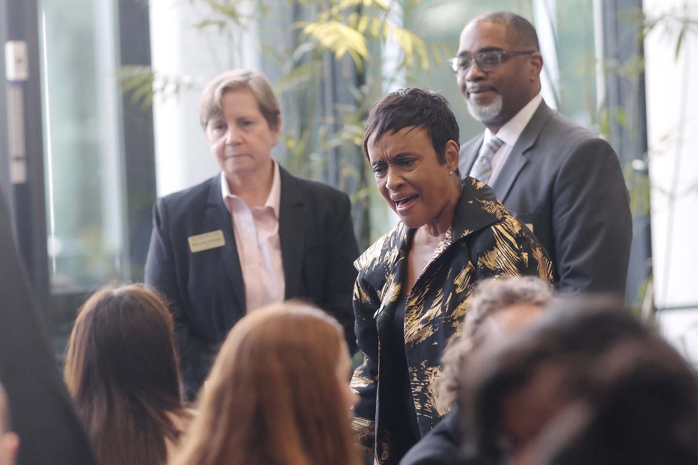 Judge Glenda Hatchett, Dean Mary Anne Bobinski, and Professionalism Director Derrick Howard mingling with Emory Law 1Ls at the Professionalism Day reception