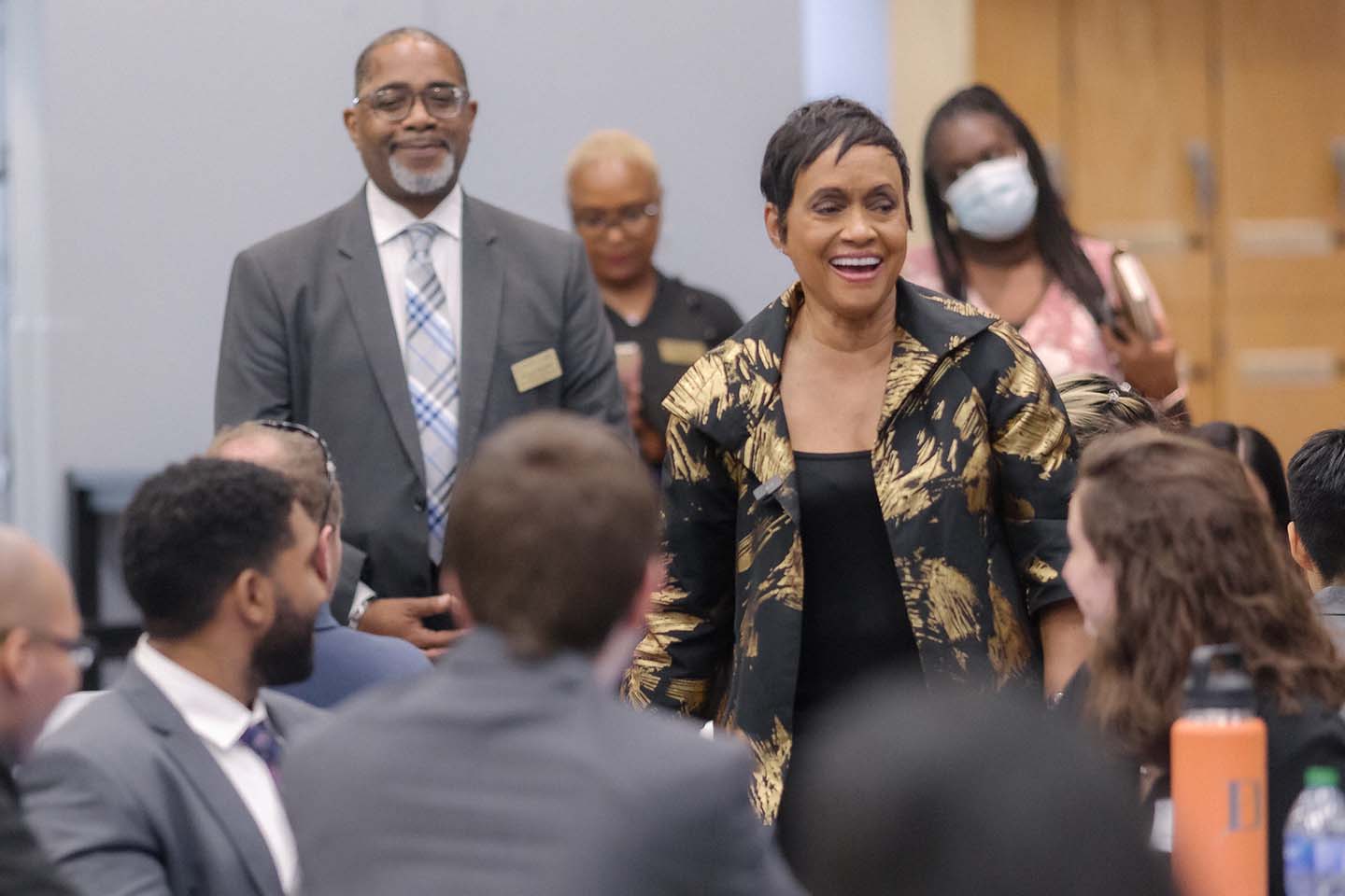 Judge Glenda Hatchett and Professionalism Director Derrick Howard mingling with Emory Law 1Ls at the Professionalism Day reception