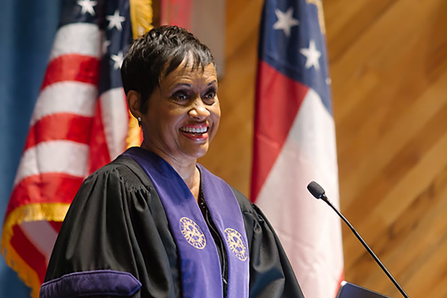Judge Glenda Hatchett addressing Emory Law students at the annual swearing in ceremony in Tull Auditorium.